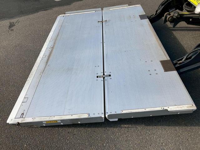 ファイター 冷蔵冷凍バン２．４５トン積載リアエアサス－３０℃格納ゲート　冷凍冷蔵４トン中型トラック８トン限定免許６Ｍ６０マニュアル２．４５トン積載６２００ワイド低温左サイド扉格納ＰＧ後輪エアサス坂道補助ベッドラッシング２段集中ロック電格ミラーバックモニターＥＴＣフルハーフ（28枚目）