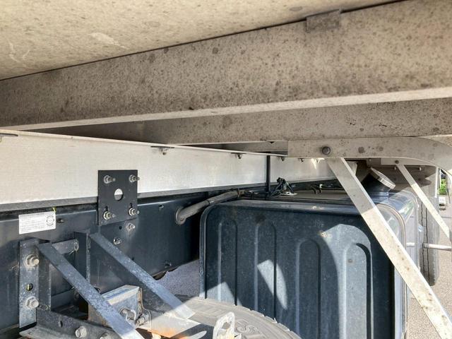 ファイター 冷蔵冷凍バン２．４５トン積載リアエアサス－３０℃格納ゲート　冷凍冷蔵４トン中型トラック８トン限定免許６Ｍ６０マニュアル２．４５トン積載６２００ワイド低温左サイド扉格納ＰＧ後輪エアサス坂道補助ベッドラッシング２段集中ロック電格ミラーバックモニターＥＴＣフルハーフ（34枚目）