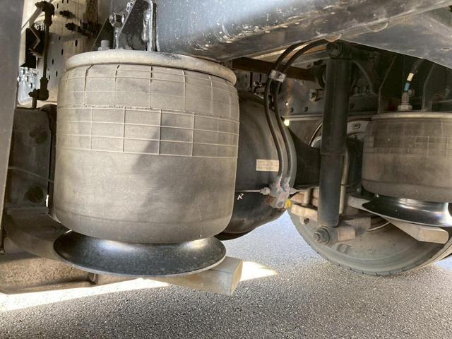 ファイター 冷蔵冷凍バン２．４５トン積載リアエアサス－３０℃格納ゲート　冷凍冷蔵４トン中型トラック８トン限定免許６Ｍ６０マニュアル２．４５トン積載６２００ワイド低温左サイド扉格納ＰＧ後輪エアサス坂道補助ベッドラッシング２段集中ロック電格ミラーバックモニターＥＴＣフルハーフ（41枚目）