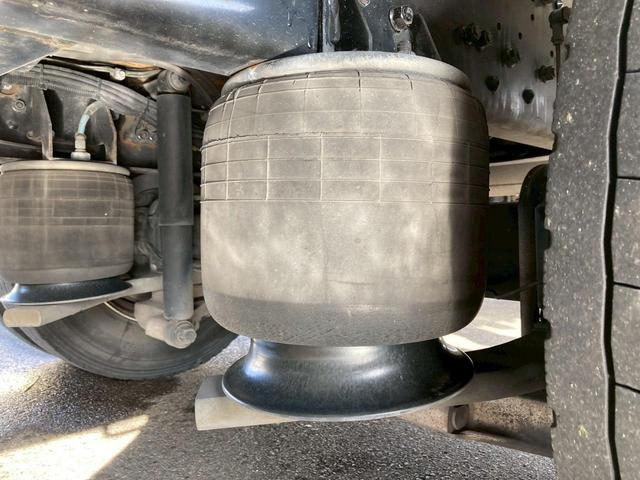 ファイター 冷蔵冷凍バン２．４５トン積載リアエアサス－３０℃格納ゲート　冷凍冷蔵４トン中型トラック８トン限定免許６Ｍ６０マニュアル２．４５トン積載６２００ワイド低温左サイド扉格納ＰＧ後輪エアサス坂道補助ベッドラッシング２段集中ロック電格ミラーバックモニターＥＴＣフルハーフ（49枚目）