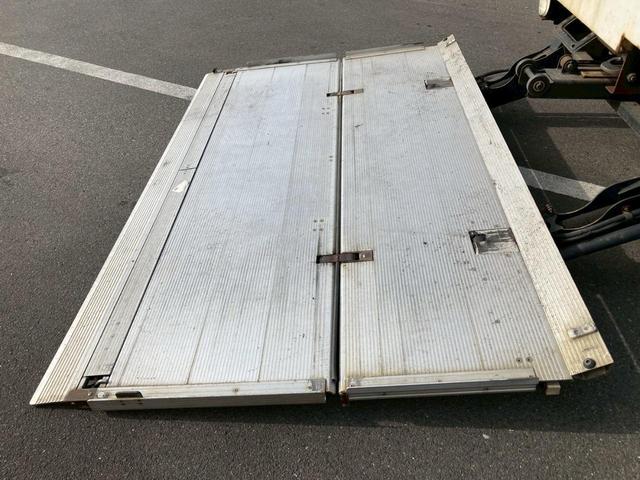 ファイター アルミウイング格納ＰＧワイド６２００ボディ２．５５トン積載　ワイド６２００ボディ格納ゲートラッシング２段２．５５トン積載　ベッド集中ロック電格ミラーバックモニターＥＴＣＡＢＳＰＳＰＷエアバック坂道補助燃焼装置アドブルー中型トラック４トンベット４ｔパワーゲート（27枚目）