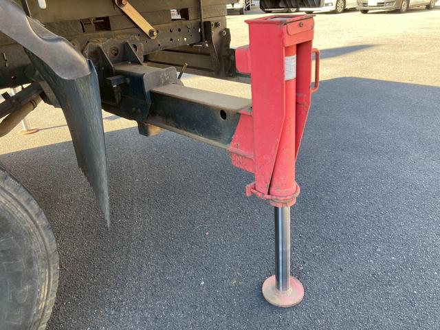 エルフトラック ５段クレーン　セミワイドロング　スムーサー　リヤアウトリガー　５段クレーンセミワイドロング古河ユニック２．９３ｔ吊スムーサーリヤアウトリガーあおり開閉補助装置ＥＴＣ　ＰＳ　ＰＷ　電格ミラーエアバック燃焼装置小型トラックユニック車差し違えアウトリガーシルバー色（29枚目）