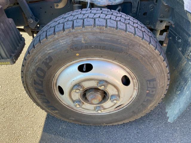 エルフトラック ５段クレーン　セミワイドロング　スムーサー　リヤアウトリガー　５段クレーンセミワイドロング古河ユニック２．９３ｔ吊スムーサーリヤアウトリガーあおり開閉補助装置ＥＴＣ　ＰＳ　ＰＷ　電格ミラーエアバック燃焼装置小型トラックユニック車差し違えアウトリガーシルバー色（56枚目）