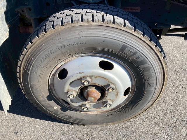 エルフトラック ５段クレーン　セミワイドロング　スムーサー　リヤアウトリガー　５段クレーンセミワイドロング古河ユニック２．９３ｔ吊スムーサーリヤアウトリガーあおり開閉補助装置ＥＴＣ　ＰＳ　ＰＷ　電格ミラーエアバック燃焼装置小型トラックユニック車差し違えアウトリガーシルバー色（57枚目）