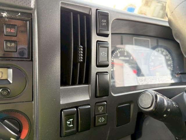 エルフトラック 冷蔵冷凍車ワイドロング３トン積載低温－３０℃左サイド扉２エバ　ワイドロング　低温－３０℃　左サイド扉　アルミ縞床ラッシング２段　２エバ　３トン積載　集中ロックＰＷ　ＰＳ　電格ミラー　バックモニター　ＡＢＳ　キーレスエアバック　燃焼装置　坂道補助スタッドレスタイヤ（68枚目）