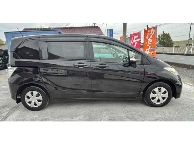 フリード Ｇ　ジャストセレクション　ＥＴＣ　バックカメラ　ナビ　ＴＶ　両側スライド・片側電動　スマートキー　電動格納ミラー　３列シート　ウォークスルー　ＣＶＴ　ＣＤ　ＤＶＤ再生　Ｂｌｕｅｔｏｏｔｈ　盗難防止システム　衝突安全ボディ（4枚目）