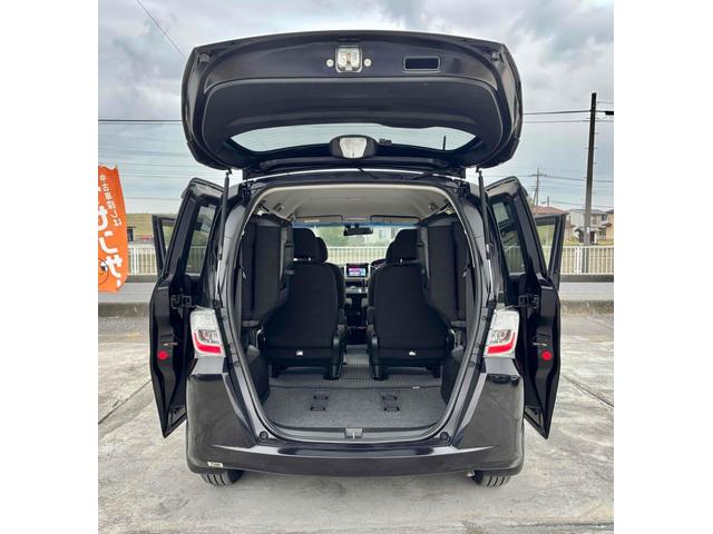 フリード Ｇ　ジャストセレクション　ＥＴＣ　バックカメラ　ナビ　ＴＶ　両側スライド・片側電動　スマートキー　電動格納ミラー　３列シート　ウォークスルー　ＣＶＴ　ＣＤ　ＤＶＤ再生　Ｂｌｕｅｔｏｏｔｈ　盗難防止システム　衝突安全ボディ（16枚目）