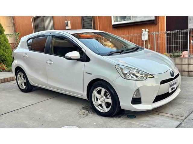 アクア S ETC バックカメラ ナビ TV アルミホイール スマートキー アイドリングストップ 電動格納ミラー CVT 衝突安全ボディ 記録簿 ABS ESC CD エアコン パワーステアリング(3枚目)