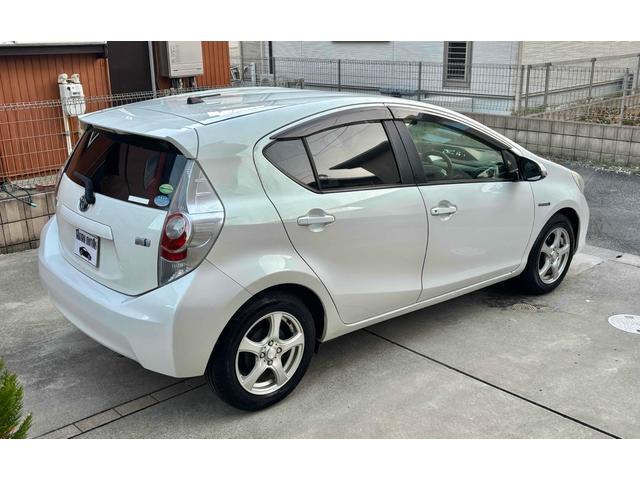 アクア S ETC バックカメラ ナビ TV アルミホイール スマートキー アイドリングストップ 電動格納ミラー CVT 衝突安全ボディ 記録簿 ABS ESC CD エアコン パワーステアリング(5枚目)