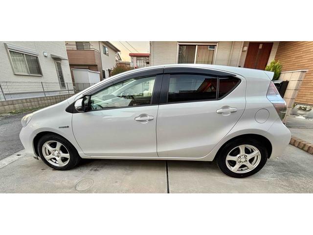 アクア S ETC バックカメラ ナビ TV アルミホイール スマートキー アイドリングストップ 電動格納ミラー CVT 衝突安全ボディ 記録簿 ABS ESC CD エアコン パワーステアリング(8枚目)