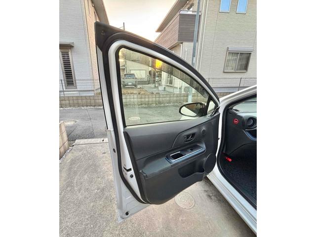 アクア S ETC バックカメラ ナビ TV アルミホイール スマートキー アイドリングストップ 電動格納ミラー CVT 衝突安全ボディ 記録簿 ABS ESC CD エアコン パワーステアリング(10枚目)