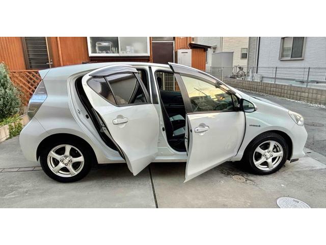 アクア S ETC バックカメラ ナビ TV アルミホイール スマートキー アイドリングストップ 電動格納ミラー CVT 衝突安全ボディ 記録簿 ABS ESC CD エアコン パワーステアリング(12枚目)