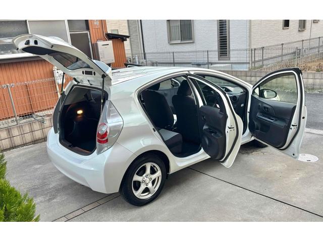 アクア S ETC バックカメラ ナビ TV アルミホイール スマートキー アイドリングストップ 電動格納ミラー CVT 衝突安全ボディ 記録簿 ABS ESC CD エアコン パワーステアリング(17枚目)