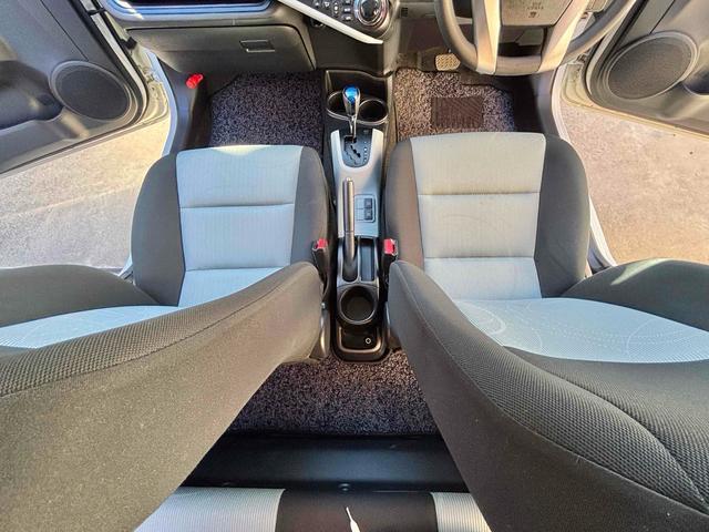 アクア S ETC バックカメラ ナビ TV アルミホイール スマートキー アイドリングストップ 電動格納ミラー CVT 衝突安全ボディ 記録簿 ABS ESC CD エアコン パワーステアリング(37枚目)