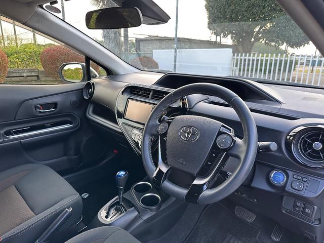 アクア G 誤発進抑制機能 セキュリティー デュアルエアバック I-STOP 衝突安全ボディ パワーウィンドウ ESC ATエアコン ABS パワーステアリング オートライト オートクルーズ 運転席エアバッグ(8枚目)