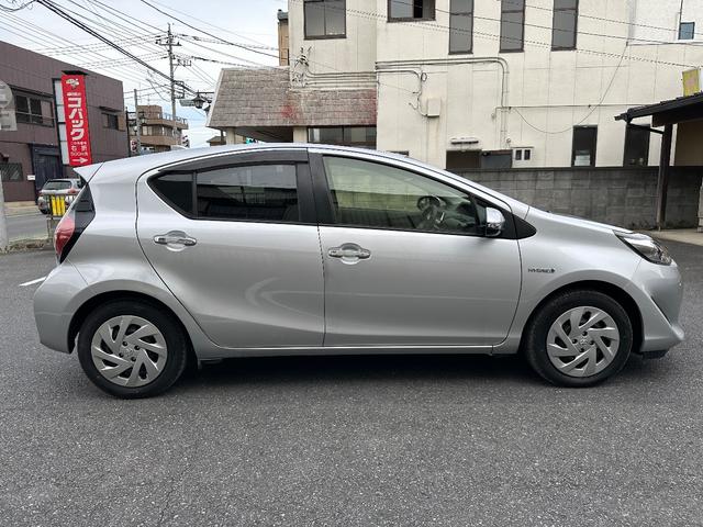 アクア S 禁煙 格納ミラー 車線逸脱警報システム BLUETOOTH キーレスエントリ 安全ボディ LEDヘッドライト ドラレコ付 イモビ ナビ&TV オートエアコン デュアルエアバック ESC Bカメラ(5枚目)