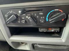 気温に合わせて直感的に操作することで、車内をいつでも快適に保てます。 6
