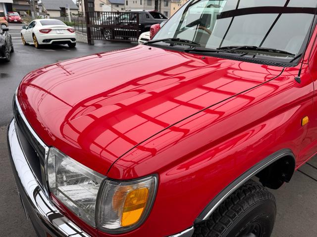 ハイラックスサーフ ＳＳＲ－Ｘ　ホワイトプレミアム　平成１４年車　全塗装済みレッド　リフトアップ　買取車　ナルディウッドハンドル　シートカバー　キーレス　フルセグ　ナビ　ＥＴＣ　記録簿（6枚目）