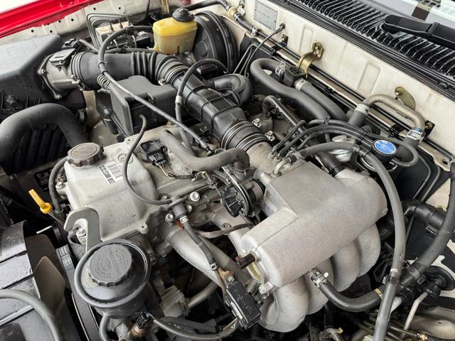 ハイラックスサーフ ＳＳＲ－Ｘ　ホワイトプレミアム　平成１４年車　全塗装済みレッド　リフトアップ　買取車　ナルディウッドハンドル　シートカバー　キーレス　フルセグ　ナビ　ＥＴＣ　記録簿（9枚目）