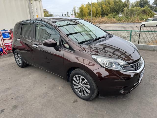 ノート アクシス　Ｖセレクション＋セーフティ　黒革シート　ドラレコ前後（コムテックＺＤＲ０３５）ＥＴＣ　エマブレ　車両逸脱警報　アイドリングストップ　ナビ　フルセグ　バックカメラ　ＤＩＧ－Ｓ　１５ＡＷ　ＬＥＤオートライト　記録簿　スペアキー（17枚目）