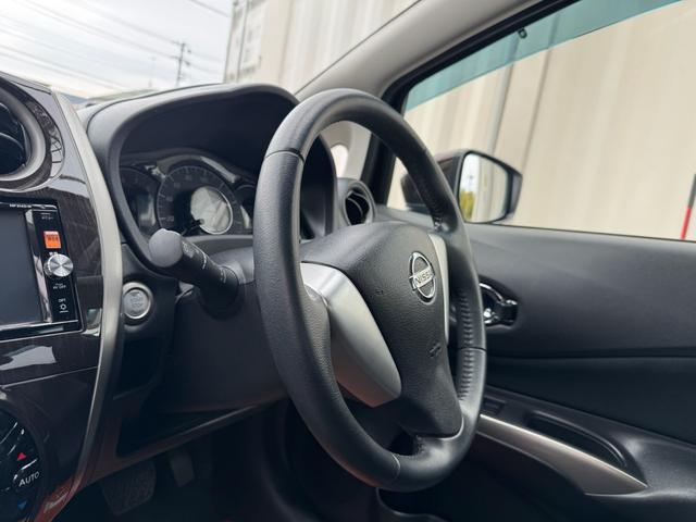 ノート アクシス　Ｖセレクション＋セーフティ　黒革シート　ドラレコ前後（コムテックＺＤＲ０３５）ＥＴＣ　エマブレ　車両逸脱警報　アイドリングストップ　ナビ　フルセグ　バックカメラ　ＤＩＧ－Ｓ　１５ＡＷ　ＬＥＤオートライト　記録簿　スペアキー（34枚目）