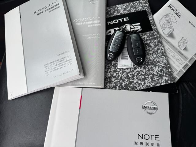 ノート アクシス　Ｖセレクション＋セーフティ　黒革シート　ドラレコ前後（コムテックＺＤＲ０３５）ＥＴＣ　エマブレ　車両逸脱警報　アイドリングストップ　ナビ　フルセグ　バックカメラ　ＤＩＧ－Ｓ　１５ＡＷ　ＬＥＤオートライト　記録簿　スペアキー（53枚目）