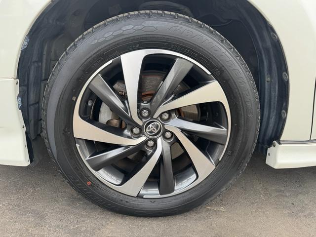 ハリアー プレミアム メタル アンド レザーパッケージ 買取車 モデリスタエアロ 記録簿 カードキー スペアキー フルセグ 走行中TV視聴 本革シート ナビ ETC 純正AW(12枚目)