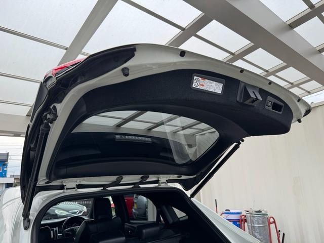 ハリアー プレミアム メタル アンド レザーパッケージ 買取車 モデリスタエアロ 記録簿 カードキー スペアキー フルセグ 走行中TV視聴 本革シート ナビ ETC 純正AW(56枚目)