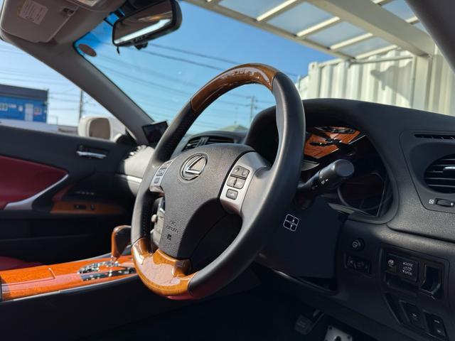 ＩＳ ＩＳ２５０Ｃ　バージョンＬ　平成２５年３月登録　ＴＯＭＳ２０インチＡＷ　赤革シート　クルーズコントロール　スペアキー　記録簿　ナビ　フルセグ　ＥＴＣ　バックカメラ　クリアランスソナー　ドラレコ（41枚目）