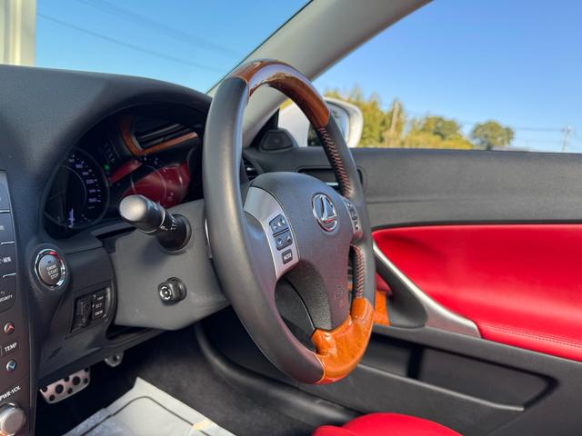 ＩＳ ＩＳ２５０Ｃ　バージョンＬ　平成２５年３月登録　ＴＯＭＳ２０インチＡＷ　赤革シート　クルーズコントロール　スペアキー　記録簿　ナビ　フルセグ　ＥＴＣ　バックカメラ　クリアランスソナー　ドラレコ（42枚目）