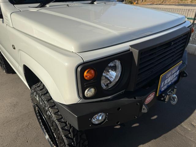 ジムニー 　ＧＩＧＥＡＲルーフラック　ディフェンダーグリル　ＭＥＴＡＬＲＯＣＫ１６インチホイール　ＷＡＲＮ電動ウインチＶＲ－Ｘ　ＷＩＬＤＧＯＯＳＥＲＶ４ウインチバンパー、マフラー　３インチリフトＦＲラテラル（3枚目）