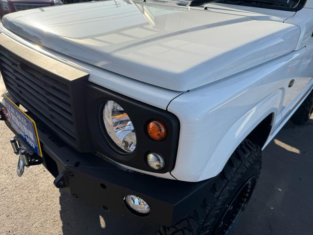 ジムニー 　ＧＩＧＥＡＲルーフラック　ディフェンダーグリル　ＭＥＴＡＬＲＯＣＫ１６インチホイール　ＷＡＲＮ電動ウインチＶＲ－Ｘ　ＷＩＬＤＧＯＯＳＥＲＶ４ウインチバンパー、マフラー　３インチリフトＦＲラテラル（4枚目）