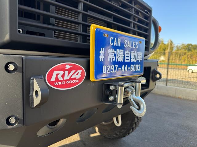 ジムニー 　ＧＩＧＥＡＲルーフラック　ディフェンダーグリル　ＭＥＴＡＬＲＯＣＫ１６インチホイール　ＷＡＲＮ電動ウインチＶＲ－Ｘ　ＷＩＬＤＧＯＯＳＥＲＶ４ウインチバンパー、マフラー　３インチリフトＦＲラテラル（5枚目）