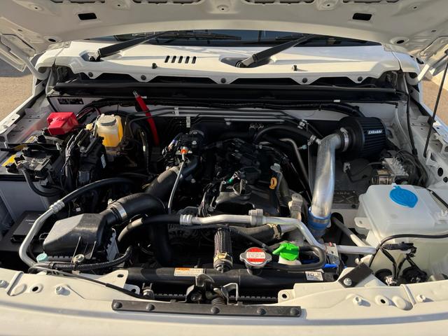 ジムニー 　ＧＩＧＥＡＲルーフラック　ディフェンダーグリル　ＭＥＴＡＬＲＯＣＫ１６インチホイール　ＷＡＲＮ電動ウインチＶＲ－Ｘ　ＷＩＬＤＧＯＯＳＥＲＶ４ウインチバンパー、マフラー　３インチリフトＦＲラテラル（6枚目）