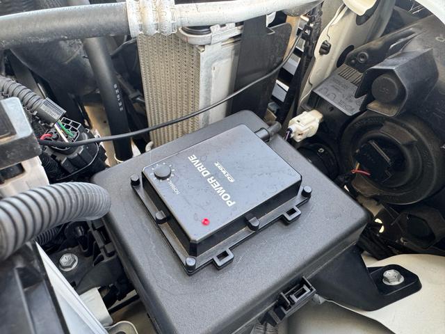 ジムニー 　ＧＩＧＥＡＲルーフラック　ディフェンダーグリル　ＭＥＴＡＬＲＯＣＫ１６インチホイール　ＷＡＲＮ電動ウインチＶＲ－Ｘ　ＷＩＬＤＧＯＯＳＥＲＶ４ウインチバンパー、マフラー　３インチリフトＦＲラテラル（10枚目）