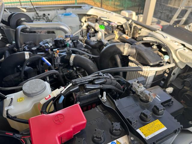 ジムニー 　ＧＩＧＥＡＲルーフラック　ディフェンダーグリル　ＭＥＴＡＬＲＯＣＫ１６インチホイール　ＷＡＲＮ電動ウインチＶＲ－Ｘ　ＷＩＬＤＧＯＯＳＥＲＶ４ウインチバンパー、マフラー　３インチリフトＦＲラテラル（11枚目）