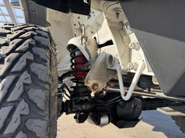 ジムニー 　ＧＩＧＥＡＲルーフラック　ディフェンダーグリル　ＭＥＴＡＬＲＯＣＫ１６インチホイール　ＷＡＲＮ電動ウインチＶＲ－Ｘ　ＷＩＬＤＧＯＯＳＥＲＶ４ウインチバンパー、マフラー　３インチリフトＦＲラテラル（12枚目）