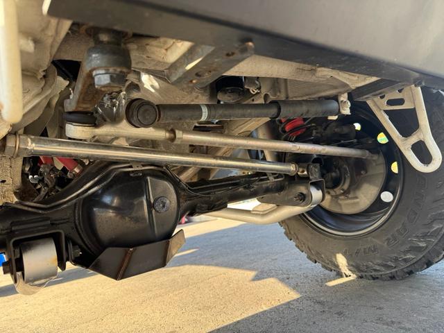 ジムニー 　ＧＩＧＥＡＲルーフラック　ディフェンダーグリル　ＭＥＴＡＬＲＯＣＫ１６インチホイール　ＷＡＲＮ電動ウインチＶＲ－Ｘ　ＷＩＬＤＧＯＯＳＥＲＶ４ウインチバンパー、マフラー　３インチリフトＦＲラテラル（13枚目）