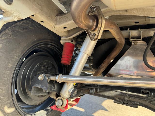 ジムニー 　ＧＩＧＥＡＲルーフラック　ディフェンダーグリル　ＭＥＴＡＬＲＯＣＫ１６インチホイール　ＷＡＲＮ電動ウインチＶＲ－Ｘ　ＷＩＬＤＧＯＯＳＥＲＶ４ウインチバンパー、マフラー　３インチリフトＦＲラテラル（15枚目）