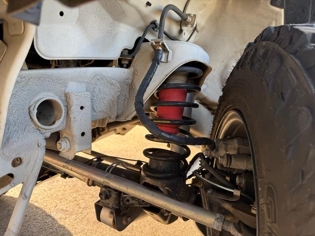 ジムニー 　ＧＩＧＥＡＲルーフラック　ディフェンダーグリル　ＭＥＴＡＬＲＯＣＫ１６インチホイール　ＷＡＲＮ電動ウインチＶＲ－Ｘ　ＷＩＬＤＧＯＯＳＥＲＶ４ウインチバンパー、マフラー　３インチリフトＦＲラテラル（17枚目）