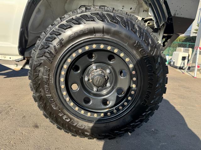 ジムニー 　ＧＩＧＥＡＲルーフラック　ディフェンダーグリル　ＭＥＴＡＬＲＯＣＫ１６インチホイール　ＷＡＲＮ電動ウインチＶＲ－Ｘ　ＷＩＬＤＧＯＯＳＥＲＶ４ウインチバンパー、マフラー　３インチリフトＦＲラテラル（19枚目）