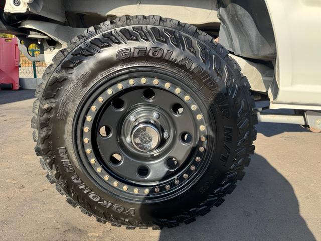 ジムニー 　ＧＩＧＥＡＲルーフラック　ディフェンダーグリル　ＭＥＴＡＬＲＯＣＫ１６インチホイール　ＷＡＲＮ電動ウインチＶＲ－Ｘ　ＷＩＬＤＧＯＯＳＥＲＶ４ウインチバンパー、マフラー　３インチリフトＦＲラテラル（21枚目）