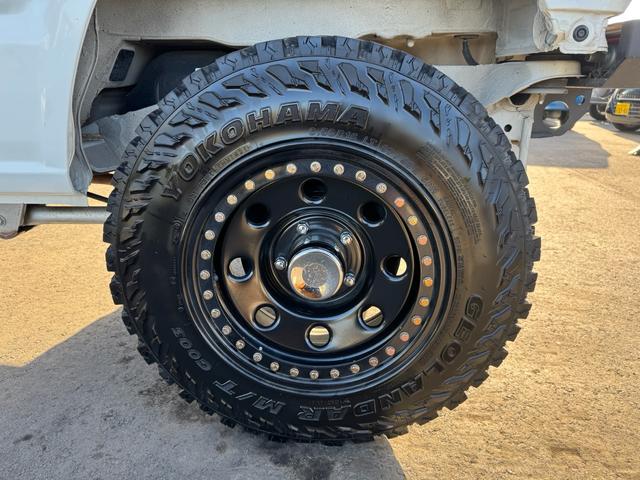 ジムニー 　ＧＩＧＥＡＲルーフラック　ディフェンダーグリル　ＭＥＴＡＬＲＯＣＫ１６インチホイール　ＷＡＲＮ電動ウインチＶＲ－Ｘ　ＷＩＬＤＧＯＯＳＥＲＶ４ウインチバンパー、マフラー　３インチリフトＦＲラテラル（22枚目）