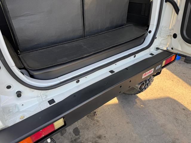 ジムニー 　ＧＩＧＥＡＲルーフラック　ディフェンダーグリル　ＭＥＴＡＬＲＯＣＫ１６インチホイール　ＷＡＲＮ電動ウインチＶＲ－Ｘ　ＷＩＬＤＧＯＯＳＥＲＶ４ウインチバンパー、マフラー　３インチリフトＦＲラテラル（52枚目）