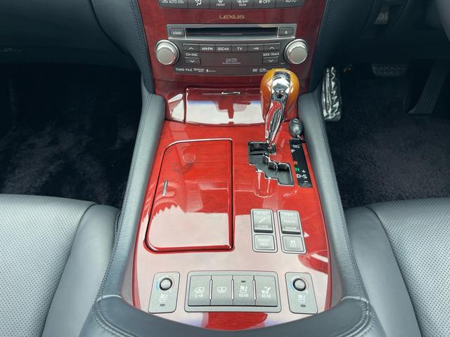 ＬＳ ＬＳ６００ｈＬ　マークレビンソン／サンルーフ／前後ソナー／電動ポール／純正ナビ／バックカメラ／黒革／エアシート／ヒーター／純正アルミ／パワートランク／全席イージークローズ／ＨＩＤ／ＥＴＣ／（18枚目）
