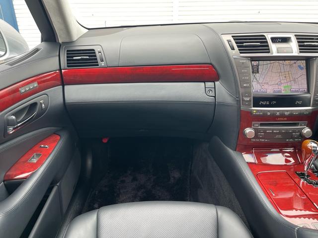 ＬＳ ＬＳ６００ｈＬ　マークレビンソン／サンルーフ／前後ソナー／電動ポール／純正ナビ／バックカメラ／黒革／エアシート／ヒーター／純正アルミ／パワートランク／全席イージークローズ／ＨＩＤ／ＥＴＣ／（19枚目）