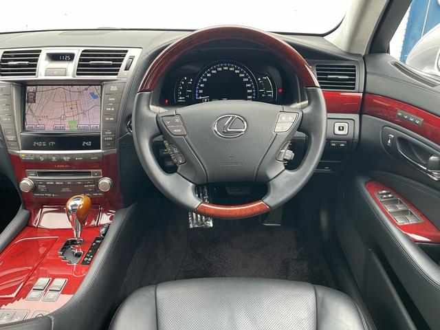 ＬＳ ＬＳ６００ｈＬ　マークレビンソン／サンルーフ／前後ソナー／電動ポール／純正ナビ／バックカメラ／黒革／エアシート／ヒーター／純正アルミ／パワートランク／全席イージークローズ／ＨＩＤ／ＥＴＣ／（20枚目）