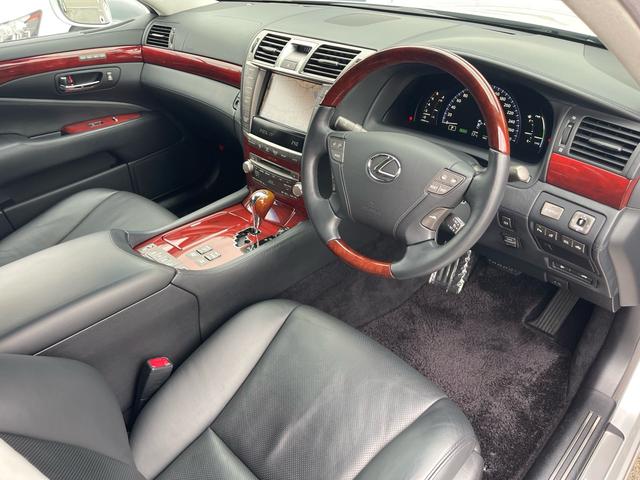ＬＳ ＬＳ６００ｈＬ　マークレビンソン／サンルーフ／前後ソナー／電動ポール／純正ナビ／バックカメラ／黒革／エアシート／ヒーター／純正アルミ／パワートランク／全席イージークローズ／ＨＩＤ／ＥＴＣ／（21枚目）