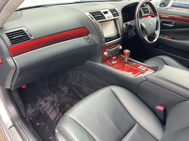 ＬＳ ＬＳ６００ｈＬ　マークレビンソン／サンルーフ／前後ソナー／電動ポール／純正ナビ／バックカメラ／黒革／エアシート／ヒーター／純正アルミ／パワートランク／全席イージークローズ／ＨＩＤ／ＥＴＣ／（27枚目）