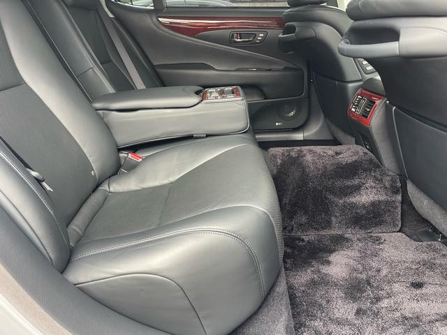 ＬＳ ＬＳ６００ｈＬ　マークレビンソン／サンルーフ／前後ソナー／電動ポール／純正ナビ／バックカメラ／黒革／エアシート／ヒーター／純正アルミ／パワートランク／全席イージークローズ／ＨＩＤ／ＥＴＣ／（40枚目）